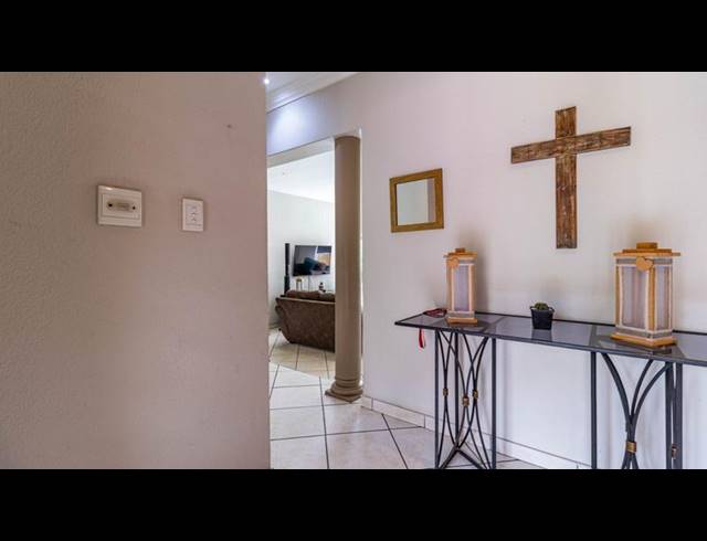 4 BEDROOM HOUSE FOR SALE IN FLORIDA HILLS
